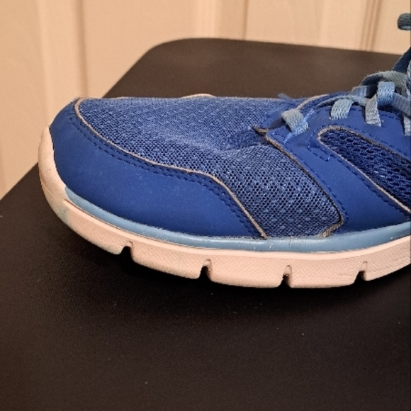 Nike Women's Blue Running Shoes GUC. See pics for flaws. Plenty of wear left. - Picture 10 of 11